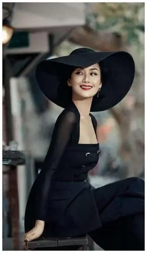 挂历女郎变富太专业户,李颖多年的气质培养,值得35岁 女性学习