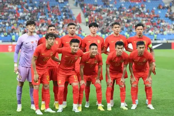 6月20日,中国队首发球员在比赛前合影.新华社记者 曹灿 摄
