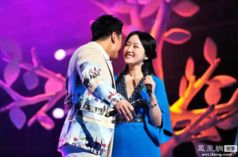 杨钰莹毛宁合体献唱 热情相拥