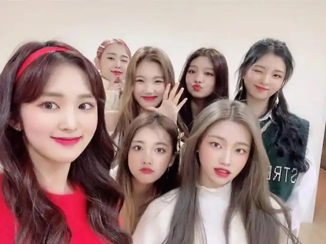 韩国新女团生活照公开中国成员比宣传照美太多撞脸宁艺卓为公司炒作