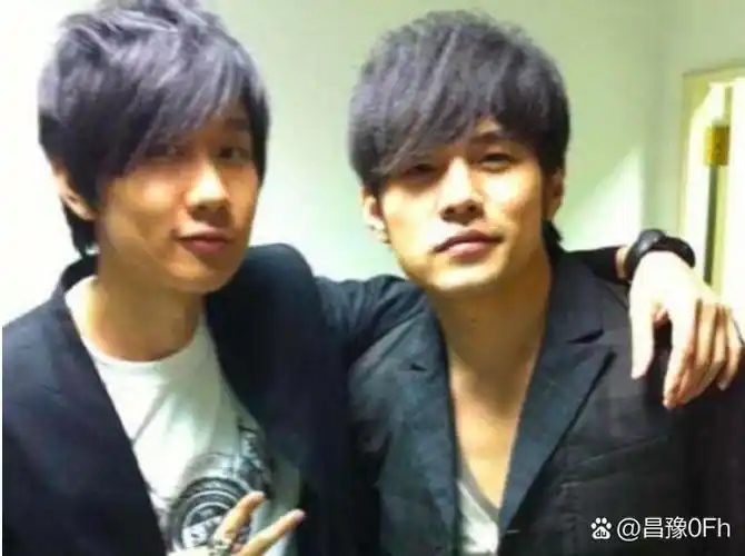 林俊杰和周杰伦的合影,两个音乐才子的友情岁月!