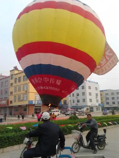 博兴马路上飞着超大氢气球.