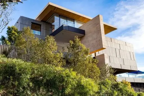 户型:7间卧室,10个卫生间,12个停车位,超大私人泳池,网球场以及包括