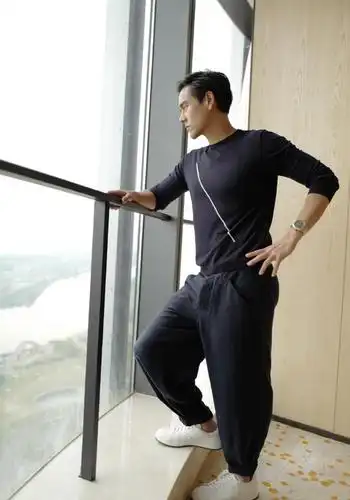 开始了路演宣传活动,粉丝们已经搬好小板凳准备欣赏彭于晏的身材了