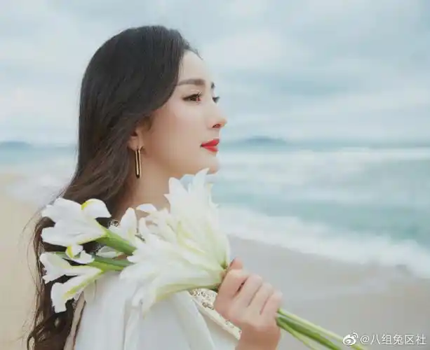 杨幂海边漫步大片#大幂幂逃离寒冬,出席三亚活动!