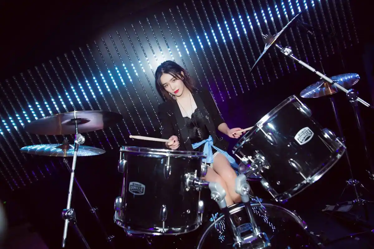 阚清子打架子鼓,身穿黑色小西装,颇有摇滚范