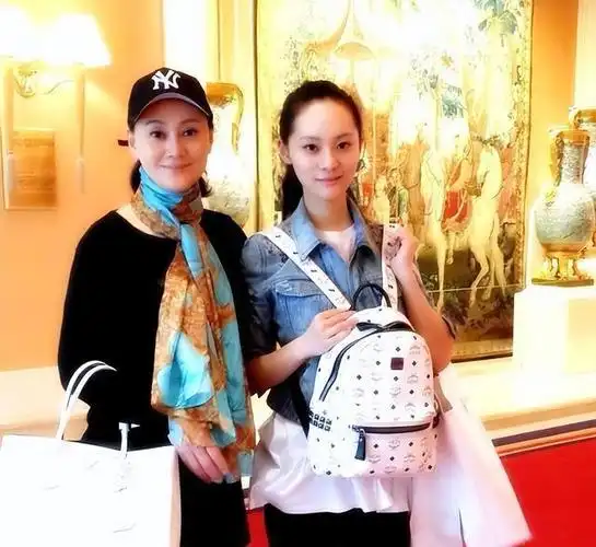 在岁月的长河中,宋佳与张学津的相遇宛如一首动人的诗篇.