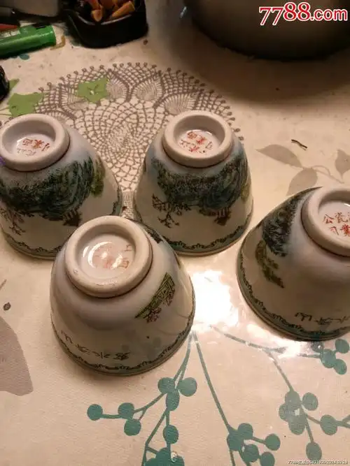 处理4个粉彩民国时期的小杯子