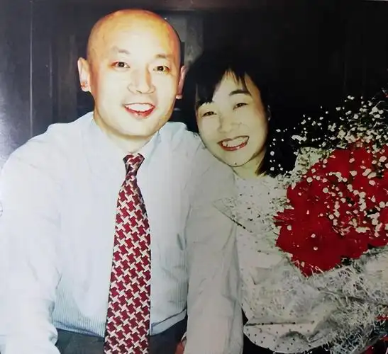 葛优的妻子名为贺聪,两人是在一场媒婆介绍的相亲中认识的.