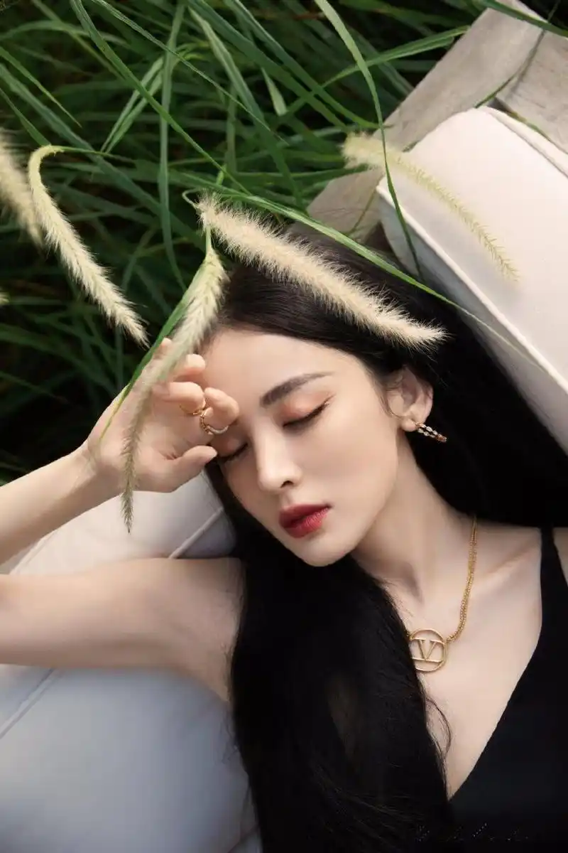 古力娜扎的黑色低胸吊带礼服,完美展示出她的性感与高贵,每一个动作都