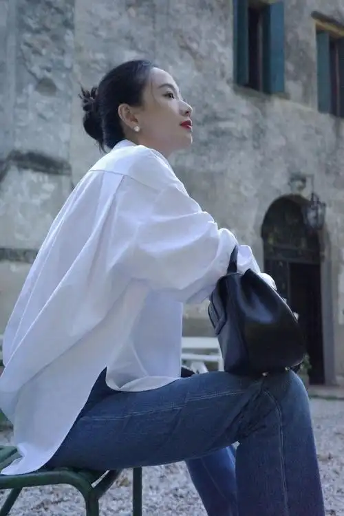 李梦白衬衫牛仔裤经典穿搭##李梦白衬衫威尼斯秋日随拍