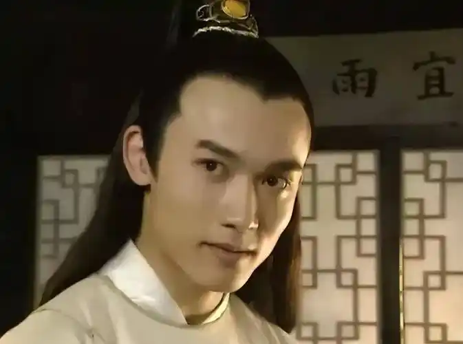 李玉湖是个四肢发达,头脑简单的小姐,坦率天真,做事果断,她的纯真感动