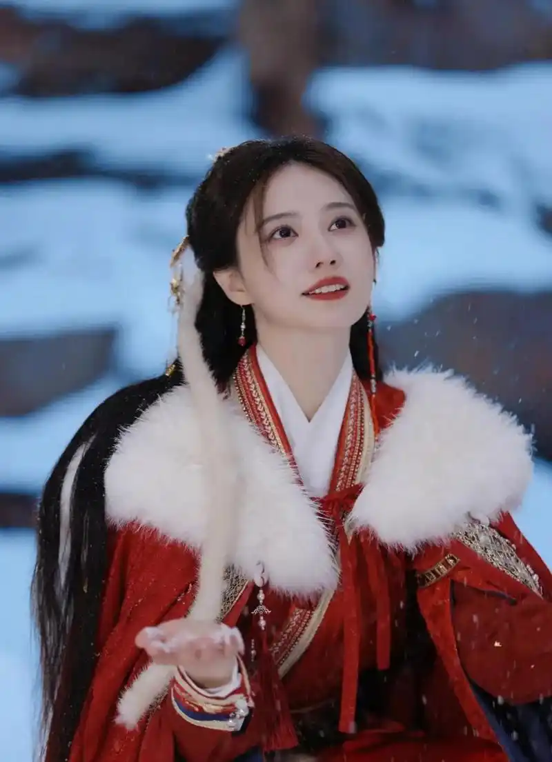 以前一直看到这个女演员的现代剧,虽然都是女配,但是就是很有记忆点