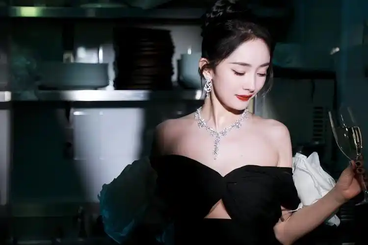 杨幂优雅黑天鹅礼服|微博之夜最美礼服