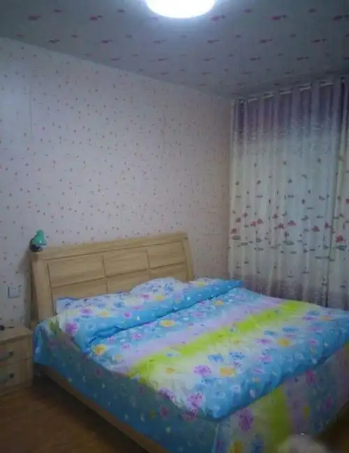 卧室二卧室三听小伙说,盖房花了25万,装修包括家具家电花了15万,我