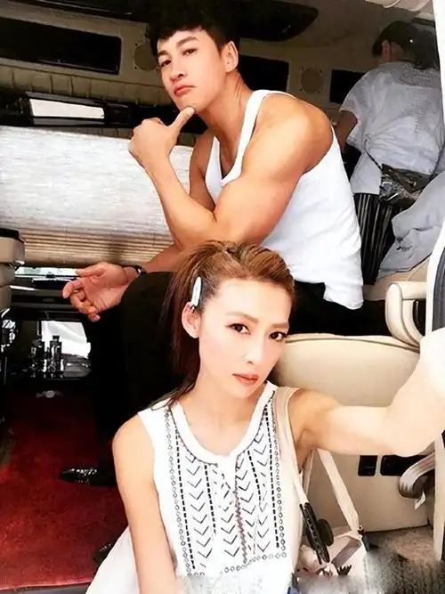 回顾何润东三次表白孙俪被拒41岁迎娶柜姐恩爱多年无子也幸福