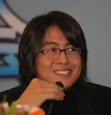 近照里的裴勇俊却成了十足的饼脸男