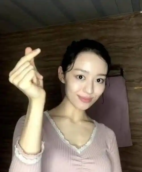 昔日被吹爆的芭比神颜也不过如此,虽说素颜状态下吉娜并不丑