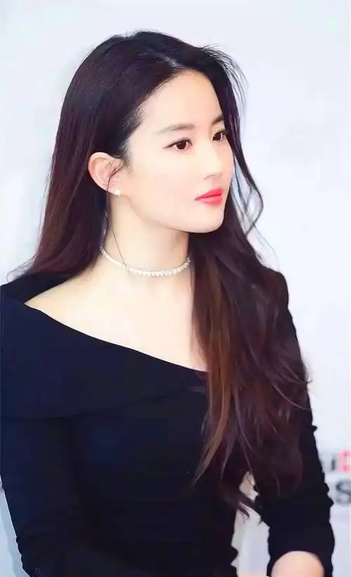 影视女演员,歌手刘亦菲夏季穿搭相片1-10_电影_花木兰_武汉市人