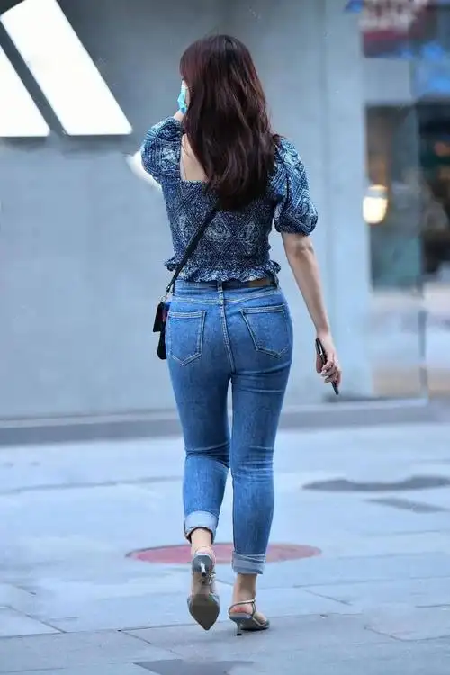 在上衣的部分,这位气质女生搭配了一件主色调和牛仔裤很相似的t恤.