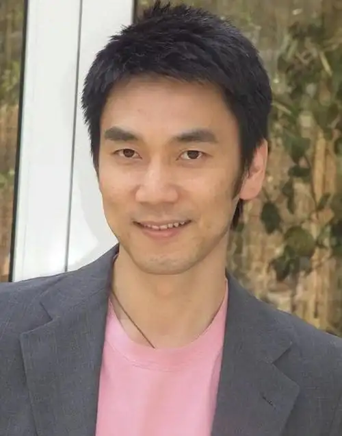 林依轮和23岁儿子上海迪士尼游玩,网友:别合影,对儿子不利