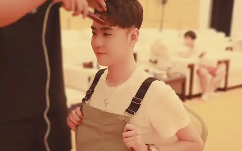 穿背带裤的可爱磊!【张云雷】