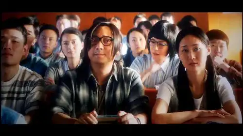 港囧电影中课堂上坐在徐峥旁边的女孩叫什么 ?