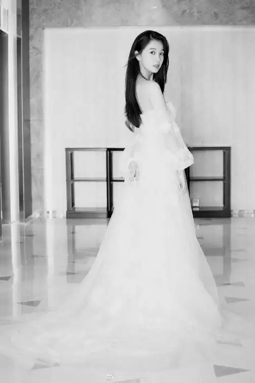 婚礼当天虞书欣穿着白色的婚纱,美极了,谁看了不想把虞书欣娶回家啊