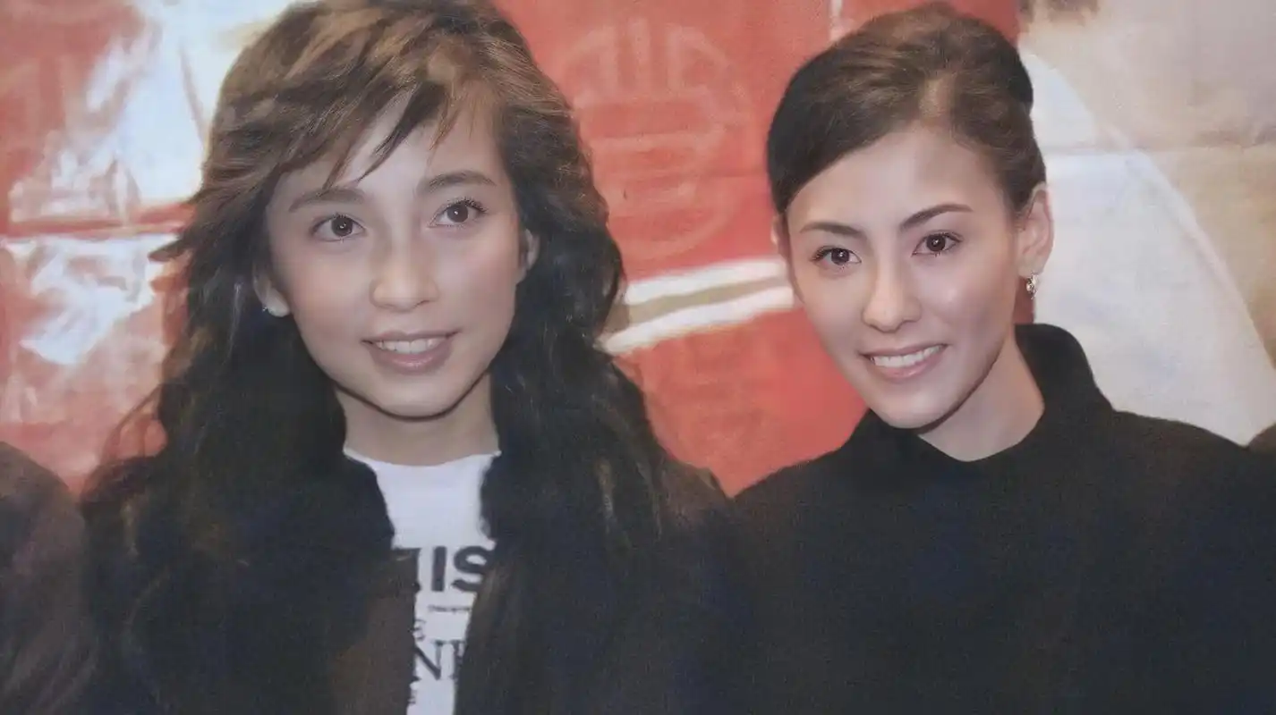 这是李冰冰和张柏芝的合照,李冰冰这土气的审美张柏芝更优越的扮相