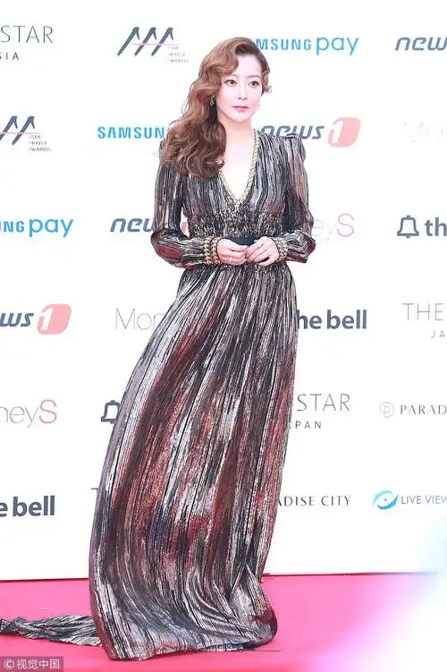 40岁金喜善穿深v裙现身