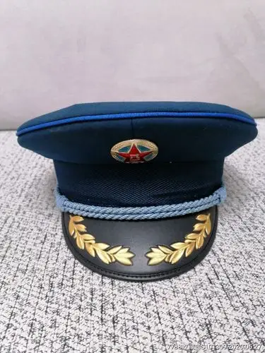 大檐帽军戴八一帽徽