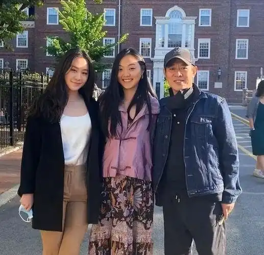 李连杰女儿晒一家三口合照独缺母亲利智家庭关系遭网友质疑