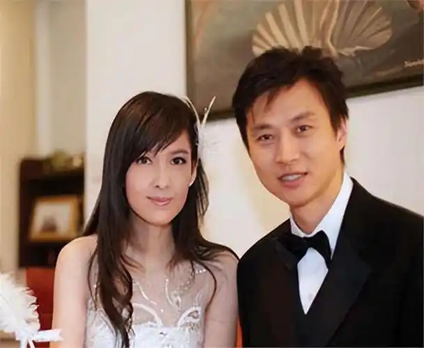 60岁倪震变成油腻大叔,秃头苍老,周慧敏与老公一同出席晚宴