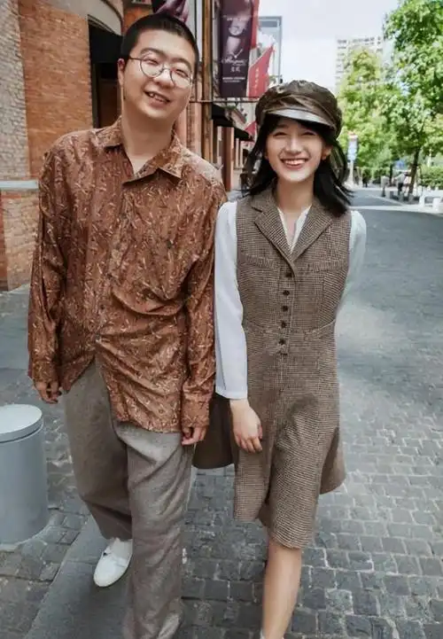 李诞辟谣新恋情,离婚三年风波未平,前妻黑尾酱神秘隐退引热议!