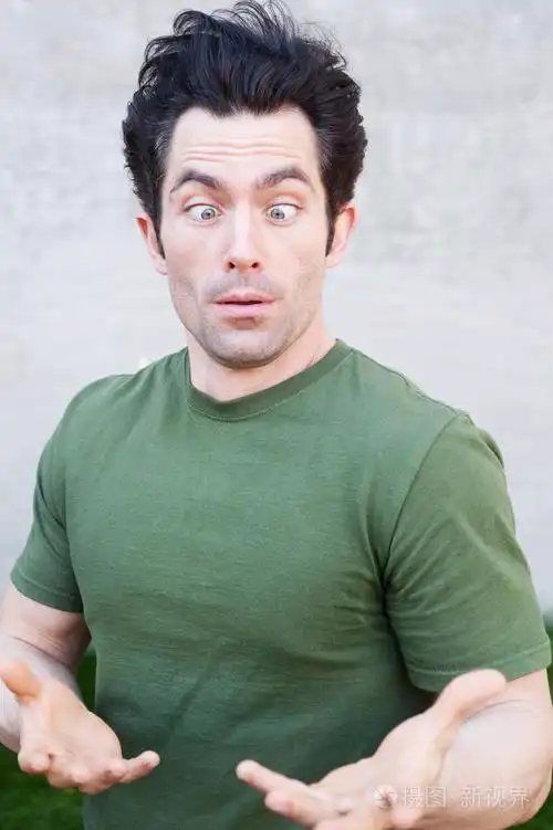 一个斗鸡眼的年轻男子的画像