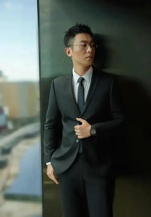 演员朱亚文:娶大1岁沈佳妮,当2个女儿的爸爸也幸福