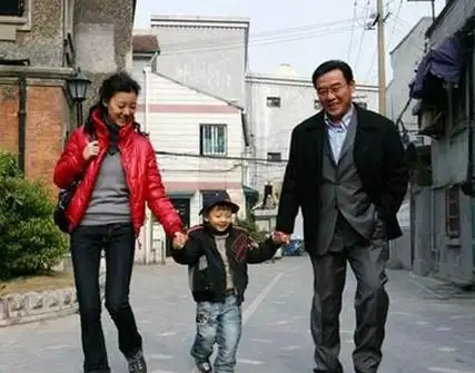 车晓彤现任妻子何洁是谁 何洁的资料和照片