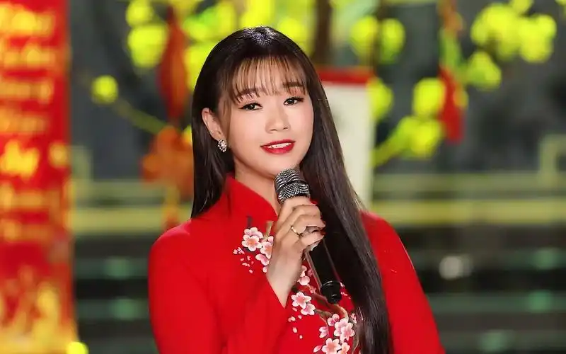 越南歌手绛雪(gi09ng tuy64t)演唱《0562c nguy62n 03