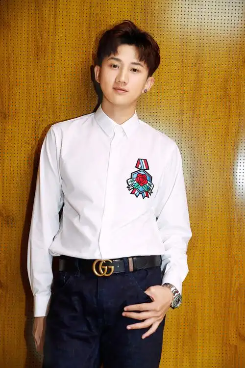 梁振伦受邀yesbyyesir 18春夏大秀 演绎极简时尚风