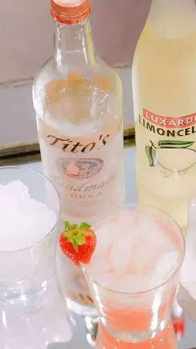 安奈ins风饮料草莓壁纸少女心十足