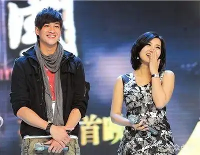 看饰演"貂蝉"的陈好看见"被换角"的大帅哥何润东笑的都合不拢嘴了