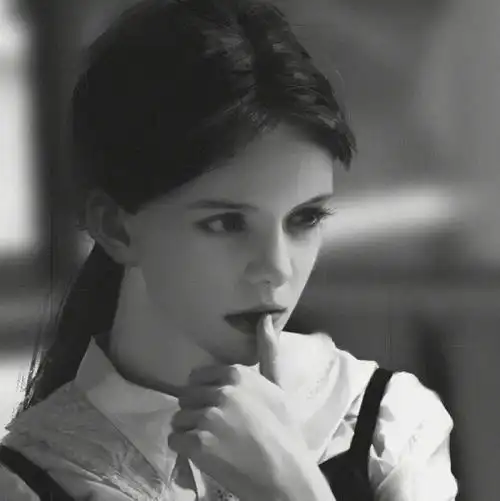 有没有那种性冷淡风又有点a的壁纸或者女生头像?