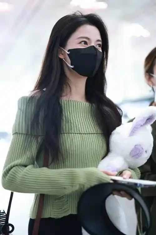 孙珍妮现身首都机场 牛油果绿穿搭一展春日小清新_账号_帆布鞋_长裤