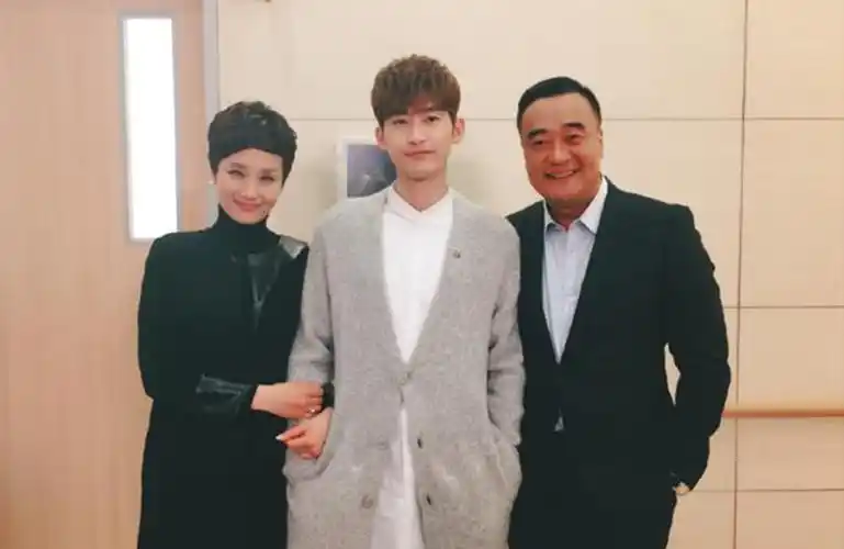 张翰妈妈分享最新动态满脸胶原蛋白说是姐弟也不过分撒娇的女人命好