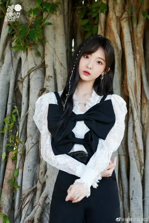 硬糖少女303超话96#郑乃馨蕾丝蝴蝶结造型#蝴蝶结蕾丝点缀闪亮编发