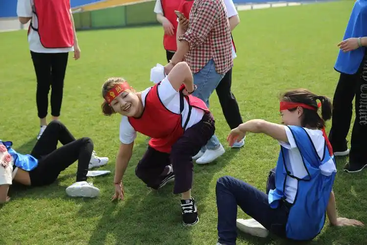 撕名牌游戏开始啦……你追我撕,热闹非凡啊