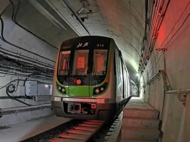 北京地铁16号线南段开始跑图年底开通载客试运营