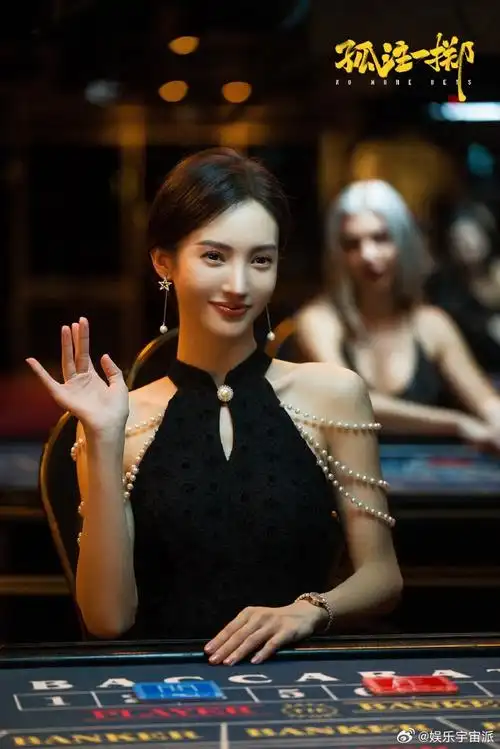 金晨情绪渐变剧照##金晨安娜华丽变战损