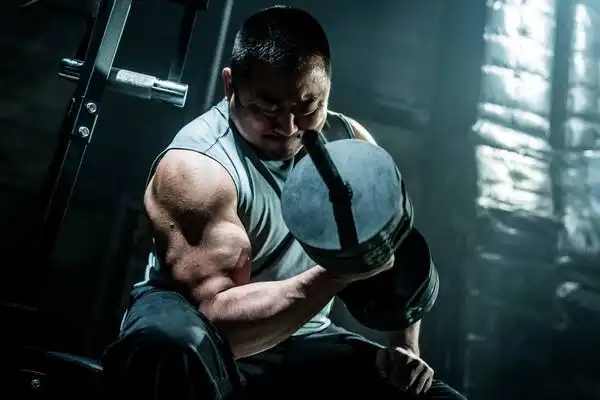 ▼新电影《冠军大叔》中变得更加强壮,手臂直径看起来就快比树桐还大