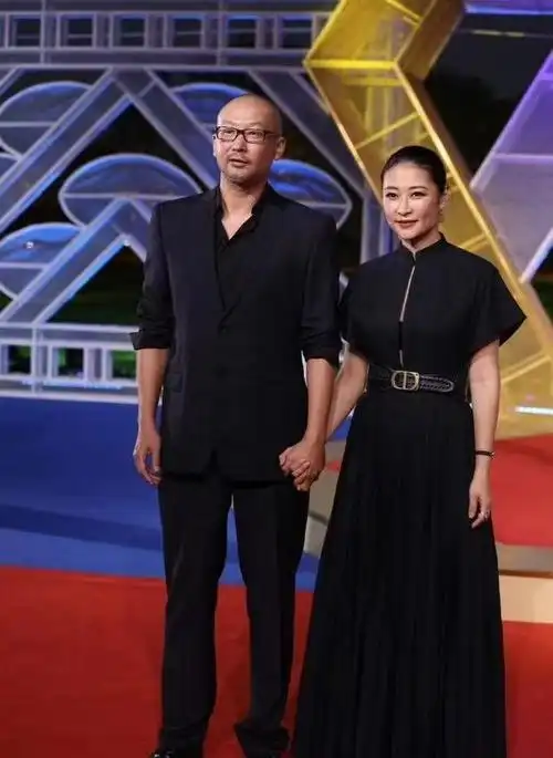 管虎梁静牵手同行力破离婚传闻,面对流言毫不理会